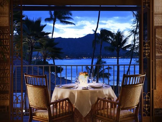 ラ・メール　食事券＆事前予約　オーシャンフロント・フレンチ・レストランでエレガントな夜を演出＜夕食／ハレクラニ内＞