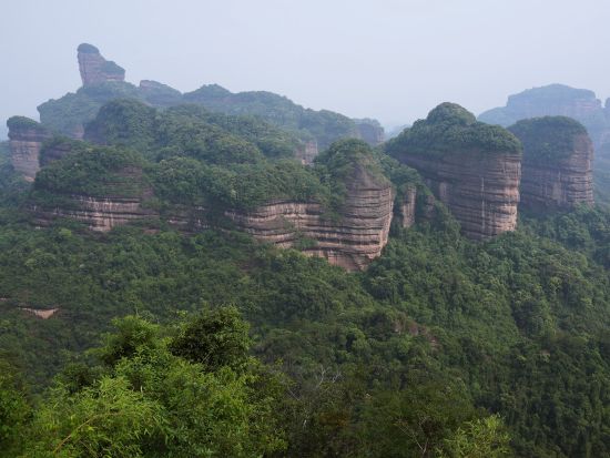 列車で行く！世界自然遺産 丹霞山日帰りツアー＜日本語ガイド／専用車／昼食付／往復列車チケット込／広州発着＞