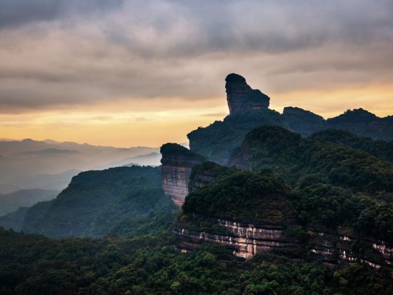 列車で行く！世界自然遺産 丹霞山日帰りツアー＜日本語ガイド／専用車／昼食付／往復列車チケット込／広州発着＞