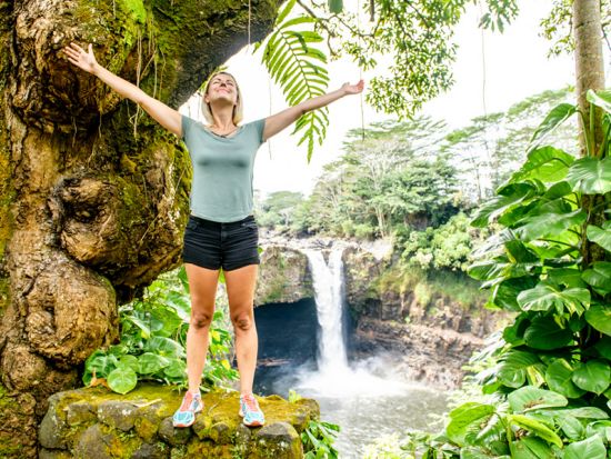 ハワイ島日帰りツアー　キラウエア火山国立公園＆自然を感じられる2つの滝へ ＜往復航空券付き／昼食付き／英語ガイド＞