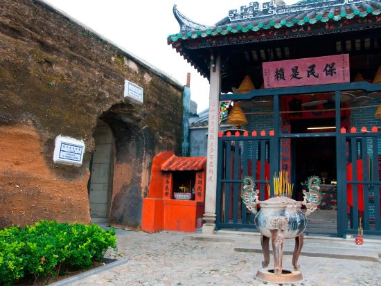 【マカオ発着】マカオ世界遺産巡り＆食べ歩きツアー マカオタワー内レストラン or デラックスホテルのランチ＜1日／日本語ガイド＞