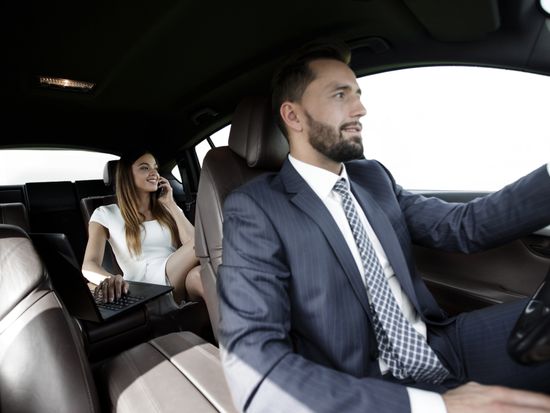 Driver_＿Car_Business_shutterstock_742255573