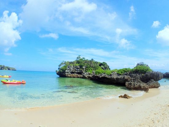シーカヤック  冬でも海が楽しめる！クリアカヤックで行くやどかり島上陸＆神秘の洞窟探検(シューノーケリング付きプランもあり)＜写真無料／恩納村＞byグッドライフ