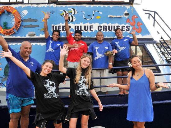 【7月～10月限定】ザトウクジラとシュノーケリング！ホエールスイム＆ウォッチ終日ツアー＜英語ガイド／シュノーケリング器材レンタル・昼食付き＞