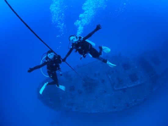 【ボートダイブで別世界へ】沈没船＆ウミガメと泳ぐハワイ感動ダイビング！レベル別で安心のファンダイビング＜2ダイブ＞by アロハナダイバーズ