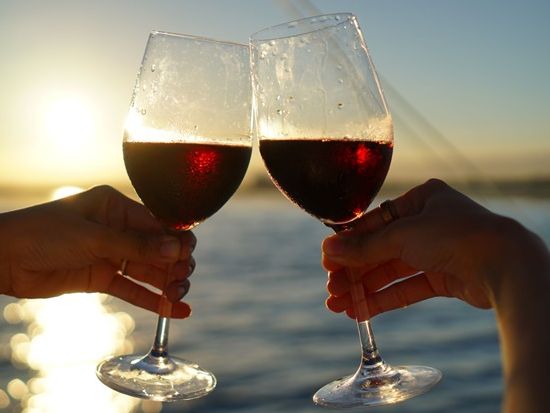 サンセットクルーズプレミアム　ワイン1本＆シャングリラホテルの軽食付き＜シャングリラホテル発着＞