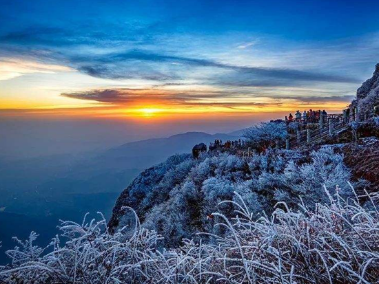 【貸切チャーター】世界遺産成都楽山大仏・峨眉山1泊2日観光ツアー★4つ星ホテル滞在で快適！＜日本語ガイド／成都発＞
