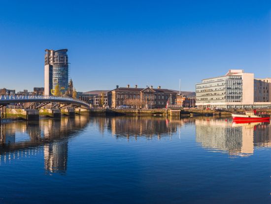 世界遺産ジャイアンツ・コーズウェイ 1泊2日観光ツアー　乗り降り自由バス＆タイタニック博物館チケット付き ＜ベルファスト宿泊／列車利用／英語ガイド／ダブリン発＞