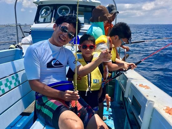 【当日・直前予約OK！】初めての釣り体験にピッタリ！2時間で楽しめる南国フィッシングツアー　1名様～出航！＜3歳～参加可能／釣具レンタル付／中部（嘉手納町発）＞