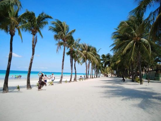 往復航空券付き！ボラカイ島日帰りツアー＜マニラ発／日本語ガイド／昼食付き＞