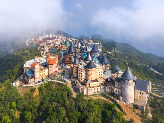 話題のバーナーヒルズ＋世界最長ロープウェイ＋ギネス級の空中散歩　夜のライトアップが楽しめる夕方入場プランあり＜日本語／基本アトラクション込み／ダナン発＞