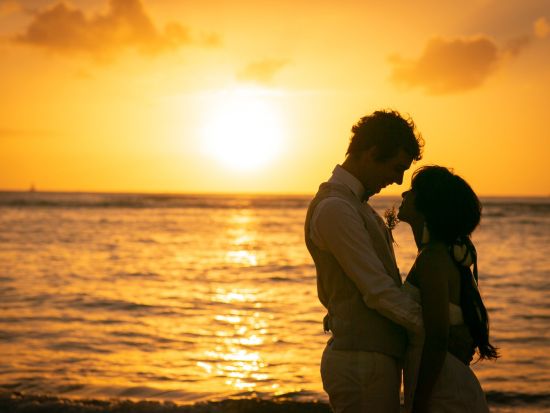 ハワイ　ビーチフォト　1日1組限定！サンセットプラン　アラモアナビーチパークの美しいサンセットをバックに、ロマンチックな一枚を（撮影・衣装・メイク）