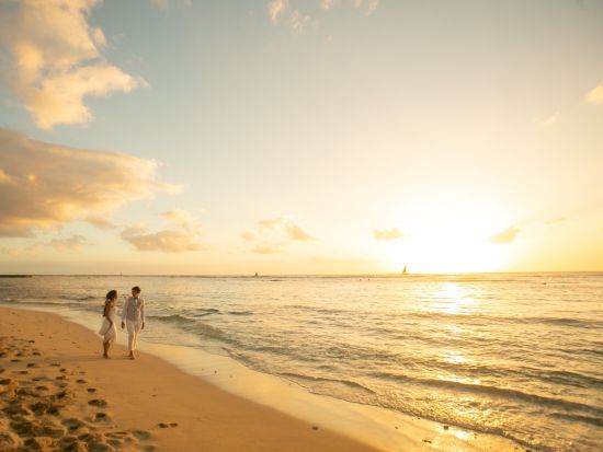 ハワイ　1日完結挙式（ビーチウェディング）リムジン送迎＆ビーチフォト付きの海辺で挙げるナチュラルウェディングプラン（挙式・撮影・衣装・メイク）