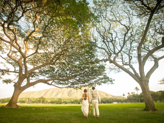 ハワイ　ロケーションフォト　日本語の撮影アテンド同行で安心！定番のビーチやカピオラニパーク、教会など豊富なロケーションから選択可能（撮影・衣装・メイク）