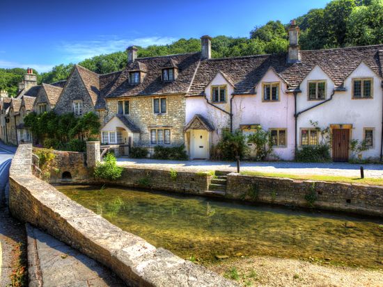 UK_Cotswolds_Castle_Combe_shutterstock_198465383