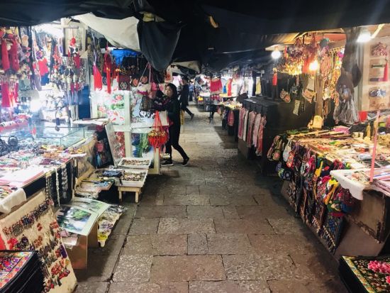 桂林ナイトツアー☆B級グルメ食べ歩き＆夜店散策＜日本語ガイド／夕方発＞