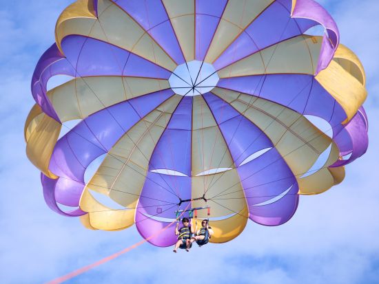ダイヤモンドヘッド日の出ハイキング＋パラセーリングツアー　110ｍ～150ｍまで選べる高さは3種類！＜午前／ケワロ湾＞