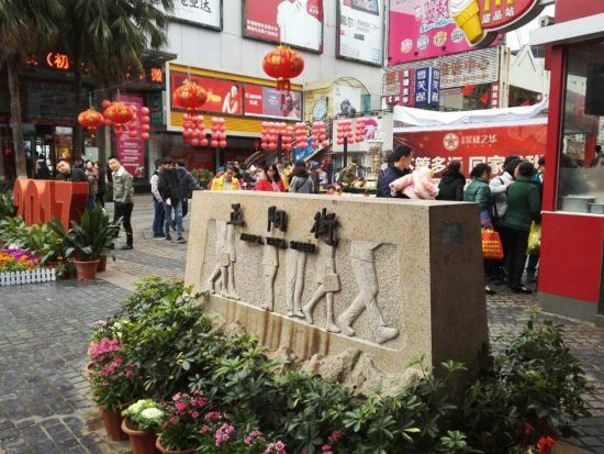 夢幻漓江ショー鑑賞付！B級グルメ食べ歩き＆夜店散策 桂林ナイトツアー＜日本語ガイド／夕方発＞