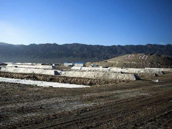 シルクロードの風とともに！烏拉泊古城遺＋塩湖＋ウルムチ市内 1日ツアー＜専用車＋日本語ガイド／昼食付／ウルムチ発＞