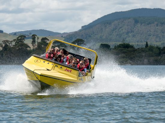 ジェットボート＆パラセーリング　ロトルア湖で人気のアクティビティを満喫！＜ロトルア発＞