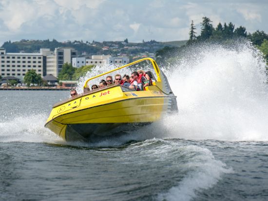 ジェットボート＆パラセーリング　ロトルア湖で人気のアクティビティを満喫！＜ロトルア発＞