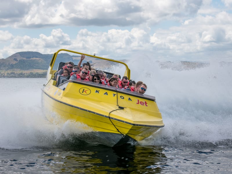ジェットボート パラセーリング ロトルア湖で人気のアクティビティを満喫 ニュージーランド ニュージーランド の観光 オプショナルツアー専門 Veltra ベルトラ