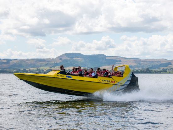 ジェットボート＆パラセーリング　ロトルア湖で人気のアクティビティを満喫！＜ロトルア発＞