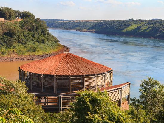 世界遺産イグアスの滝1泊2日ツアー☆ブラジル＆アルゼンチン側・バードパーク観光＆ボートツアー込み！往復航空券付きでお手配楽々！＜サンパウロ発／日本語ガイド＞