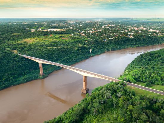Brazil_Iguasu_ Bridge_shutterstock_1082578985