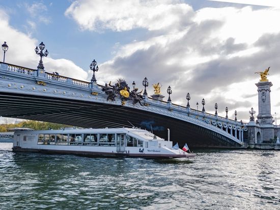 セーヌ川ランチクルーズ「Paris Seine」　窓際席確約プランあり＜12:30発／3コースランチ＞の写真1