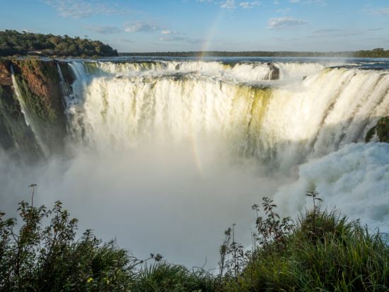 世界遺産イグアスの滝日帰りツアー☆ブラジル＆アルゼンチン側から観光！往復航空券付きでお手配楽々！＜サンパウロ発／日本語ガイド＞
