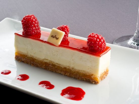 セーヌ川ディナークルーズ　全席ガラス張りの船内で味わうフレンチディナー＆夜景鑑賞＜日本語アシスタント＞ by Mybus