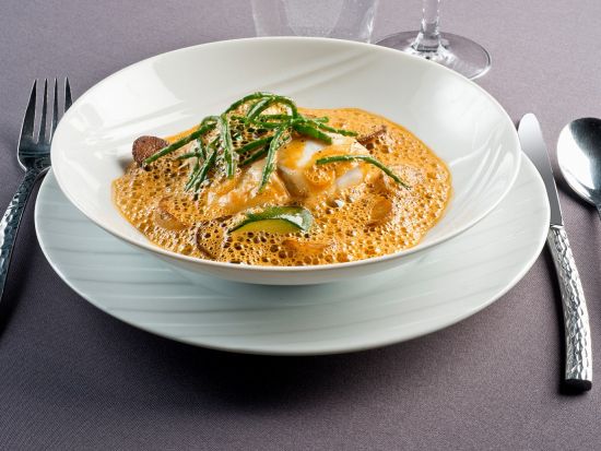 セーヌ川ディナークルーズ　全席ガラス張りの船内で味わうフレンチディナー＆夜景鑑賞＜日本語アシスタント＞ by Mybus