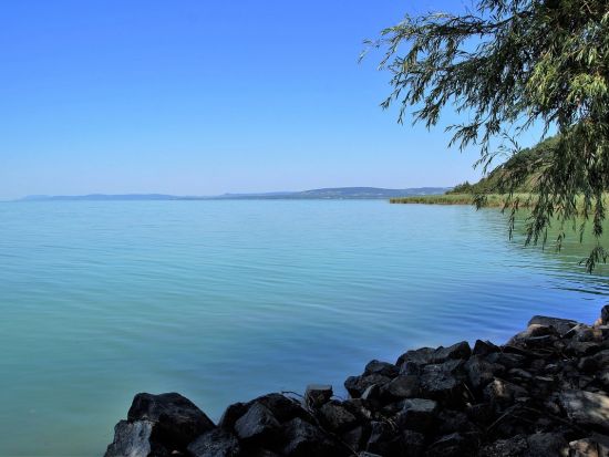 ヘーヴィーズの温泉湖＆ティハニ半島観光ツアー＜車＋ガイド貸切／日本語／食事付き／ブダペスト発＞