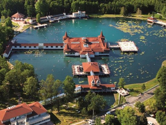 ヘーヴィーズの温泉湖＆ティハニ半島観光ツアー＜車＋ガイド貸切／日本語／食事付き／ブダペスト発＞