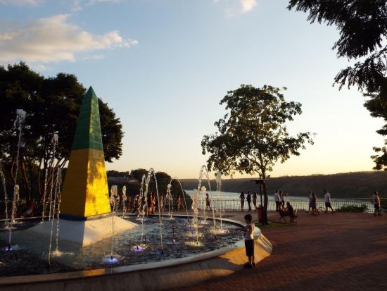 ブラジル、アルゼンチン、パラグアイ三国の国境地点とサンセットツアー＜英語ガイド／ブラジル側のフォス・ド・イグアス発＞