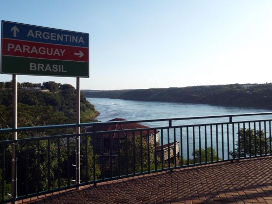 ブラジル、アルゼンチン、パラグアイ三国の国境地点とサンセットツアー＜英語ガイド／ブラジル側のフォス・ド・イグアス発＞