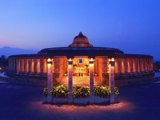 最高級アマンリゾート「アマンジヲ（AMANJIWO）」 ランチクーポン予約　ボロブドゥールを一望する優雅なランチ＜ジョグジャカルタ発／往復送迎オプションあり＞