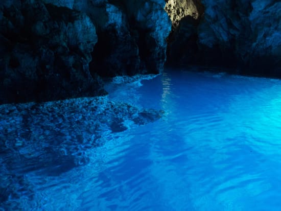 クロアチア青の洞窟 アドリア海6つの島をスピードボートorリブボートで巡る 1日観光ツアー 英語 スプリット発 クロアチア クロアチア 旅行の観光 オプショナルツアー予約 Veltra ベルトラ