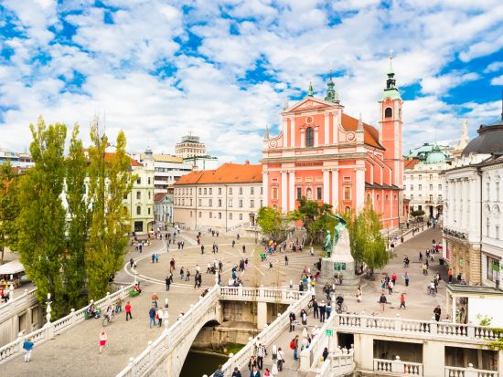 スロベニア首都 リュブリャナ＋ポストイナ鍾乳洞＆プレジャマ城 日帰り観光ツアー＜4～10月／英語／ザグレブ発＞