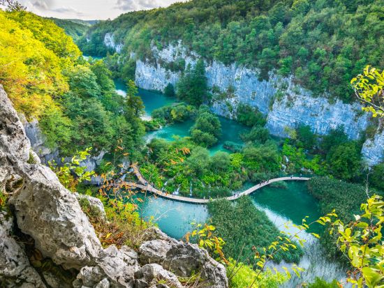 世界遺産プリトヴィッツェ湖群国立公園 園内ホテル宿泊 1泊2日ツアー＜空港往復送迎付き／英語／ザグレブ発＞
