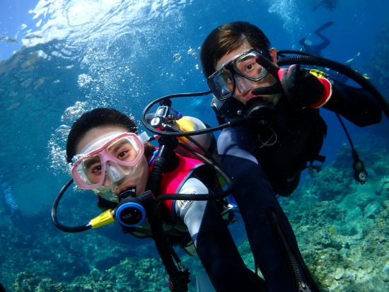 【青の洞窟＆絶叫アクティビティ】ボートでGO！青の洞窟体験ダイビング＆絶叫ウォータートイ★GoPro水中写真★専属水中ガイド★自社専用ボート