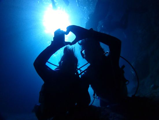 《沖縄3大アクティビティ全部体験！》贅沢セット！青の洞窟体験ダイビング＆絶景パラセーリング＆絶叫ウォータートイ ＜ボート/ショップ設備利用可/恩納村発＞