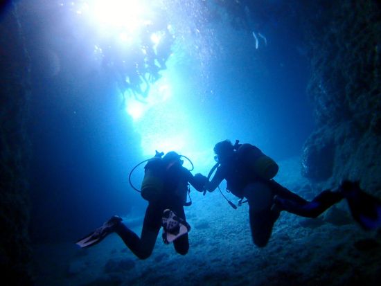 《沖縄3大アクティビティ全部体験！》贅沢セット！青の洞窟体験ダイビング＆絶景パラセーリング＆絶叫ウォータートイ ＜ボート/ショップ設備利用可/恩納村発＞