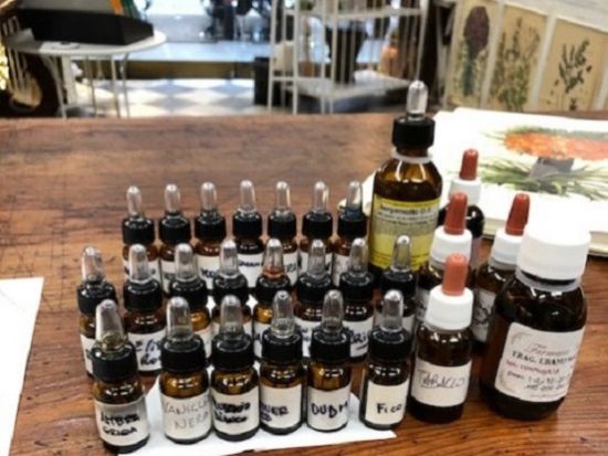 フィレンツェの老舗 “San Simone” で香水の歴史を学び自分だけのオリジナル香水造り＜半日／日本人ガイド＞