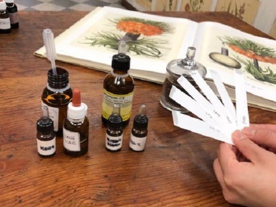 フィレンツェの老舗 “San Simone” で香水の歴史を学び自分だけのオリジナル香水造り＜半日／日本人ガイド＞