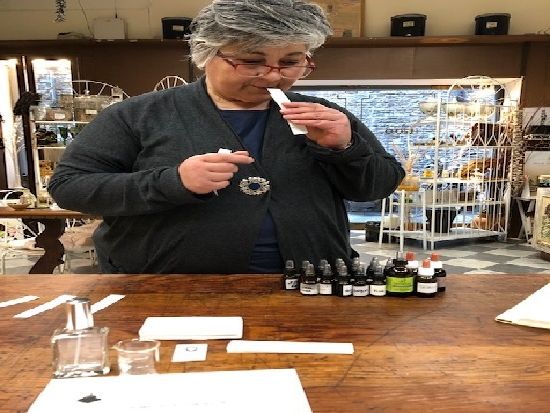 フィレンツェの老舗 “San Simone” で香水の歴史を学び自分だけのオリジナル香水造り＜半日／日本人ガイド＞