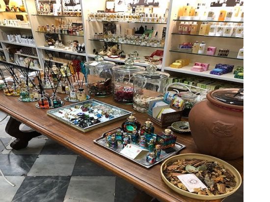 フィレンツェの老舗 “San Simone” で香水の歴史を学び自分だけのオリジナル香水造り＜半日／日本人ガイド＞