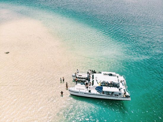 サンドバー天使の海　シュノーケリング＆ウミガメウォッチクルーズ　船上のBBQグリルで焼くハンバーガーランチ付き！＜午前／日本語クルー＞