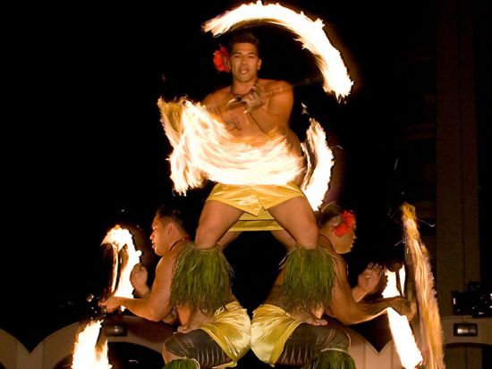 伝統ルアウ＆ハワイアンショー「ワイキキ・スターライト・ルアウ」フラ&ファイヤーダンスの本格ディナーショー　＜ヒルトン・ハワイアン・ビレッジ＞